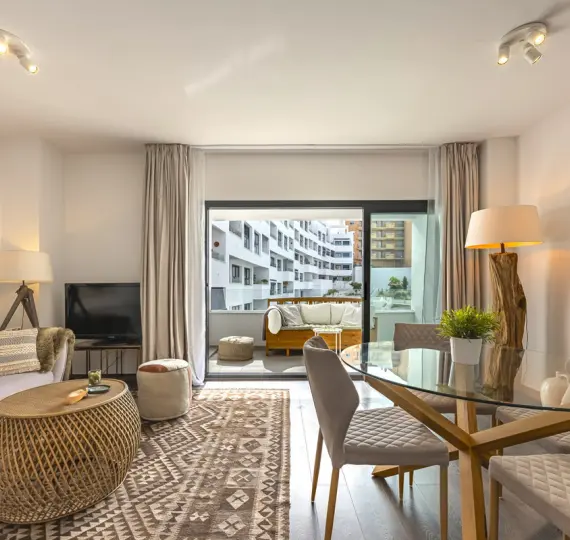 Sale of middle floor apartment in Estepona