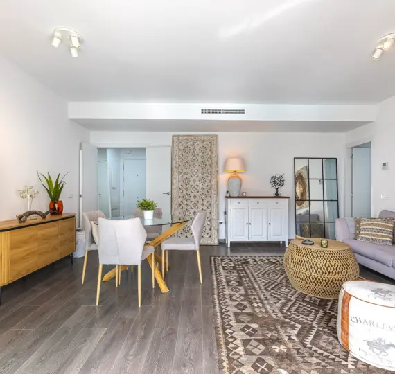 Sale of middle floor apartment in Estepona