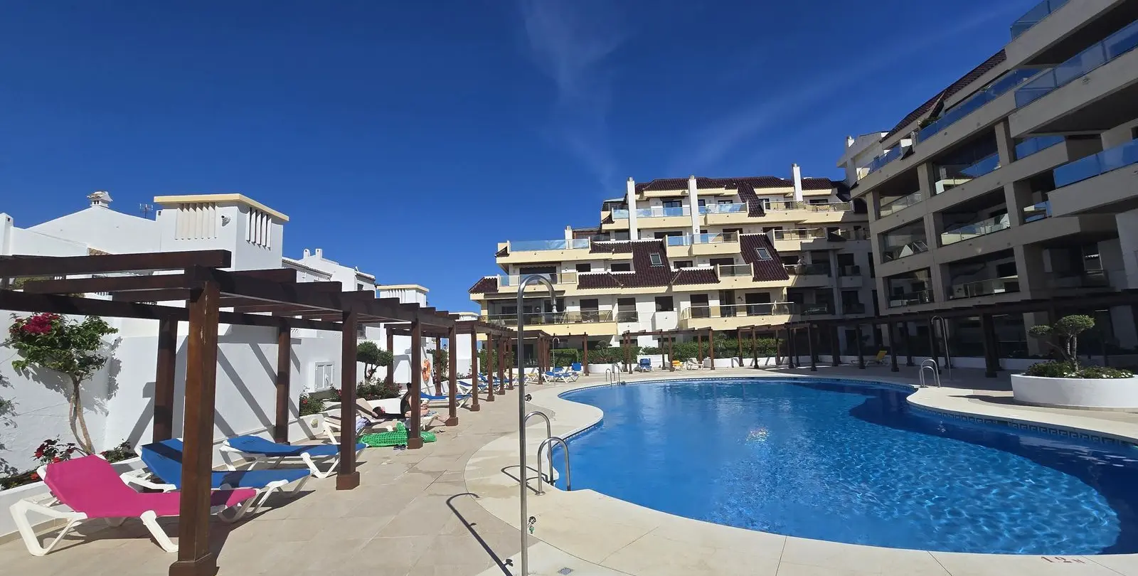 Sale of middle floor apartment in La Duquesa 1