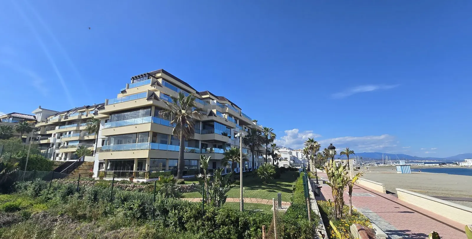 Sale of middle floor apartment in La Duquesa 2