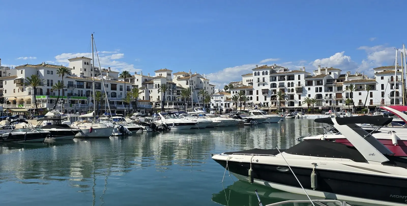 Sale of middle floor apartment in La Duquesa 12