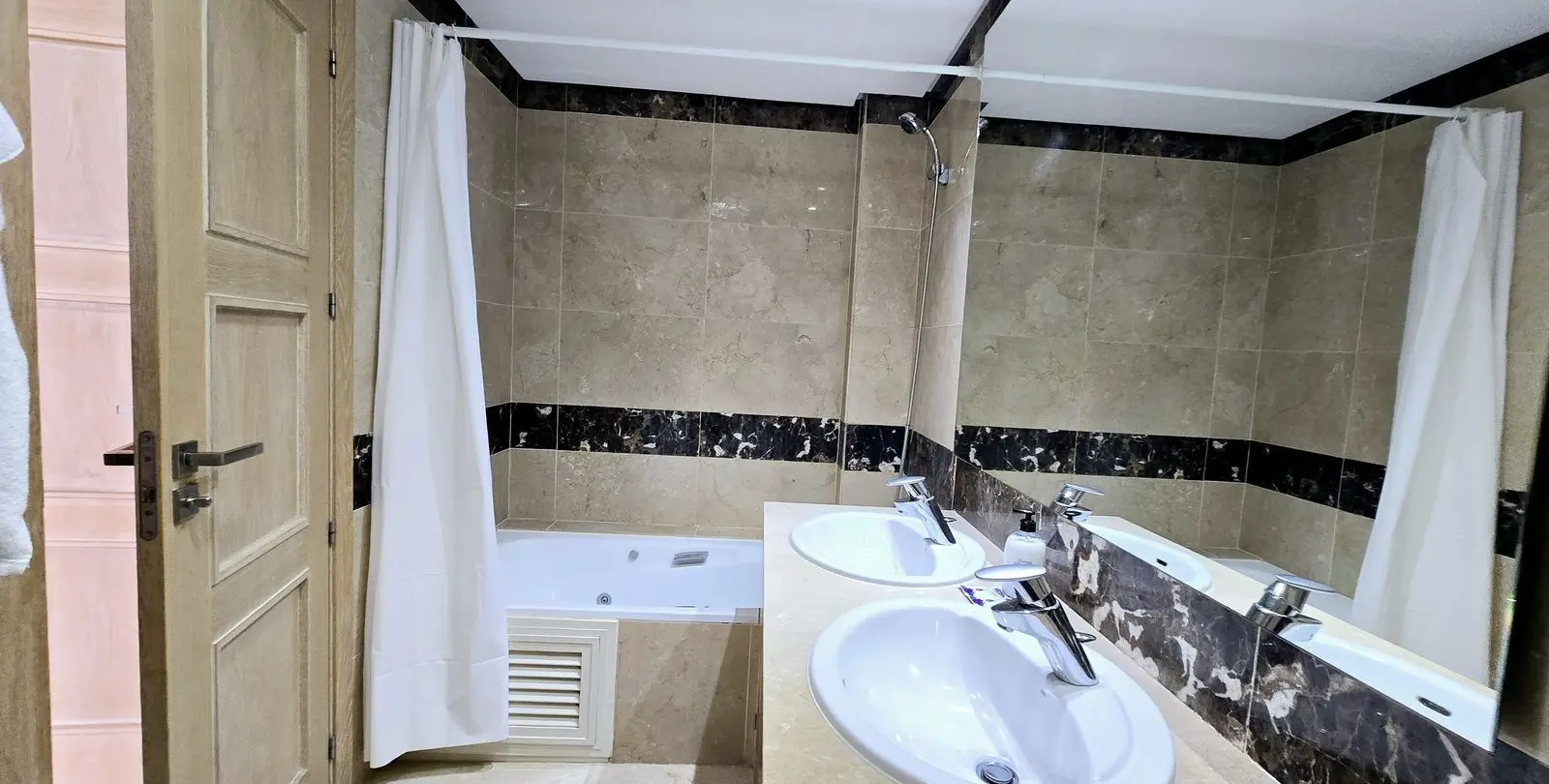 Sale of middle floor apartment in La Duquesa 16