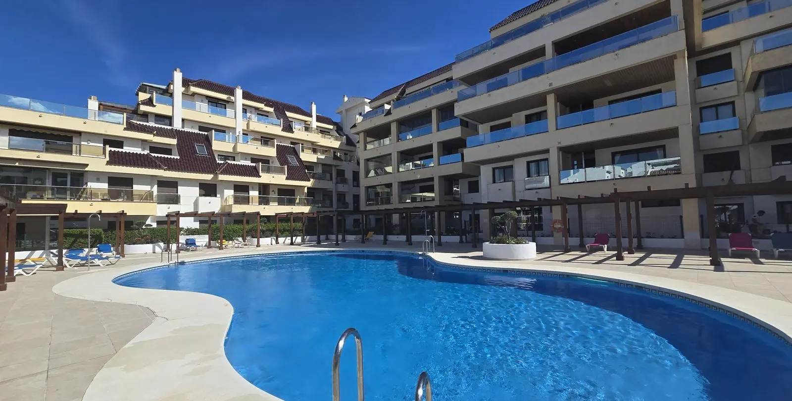 Sale of middle floor apartment in La Duquesa 22
