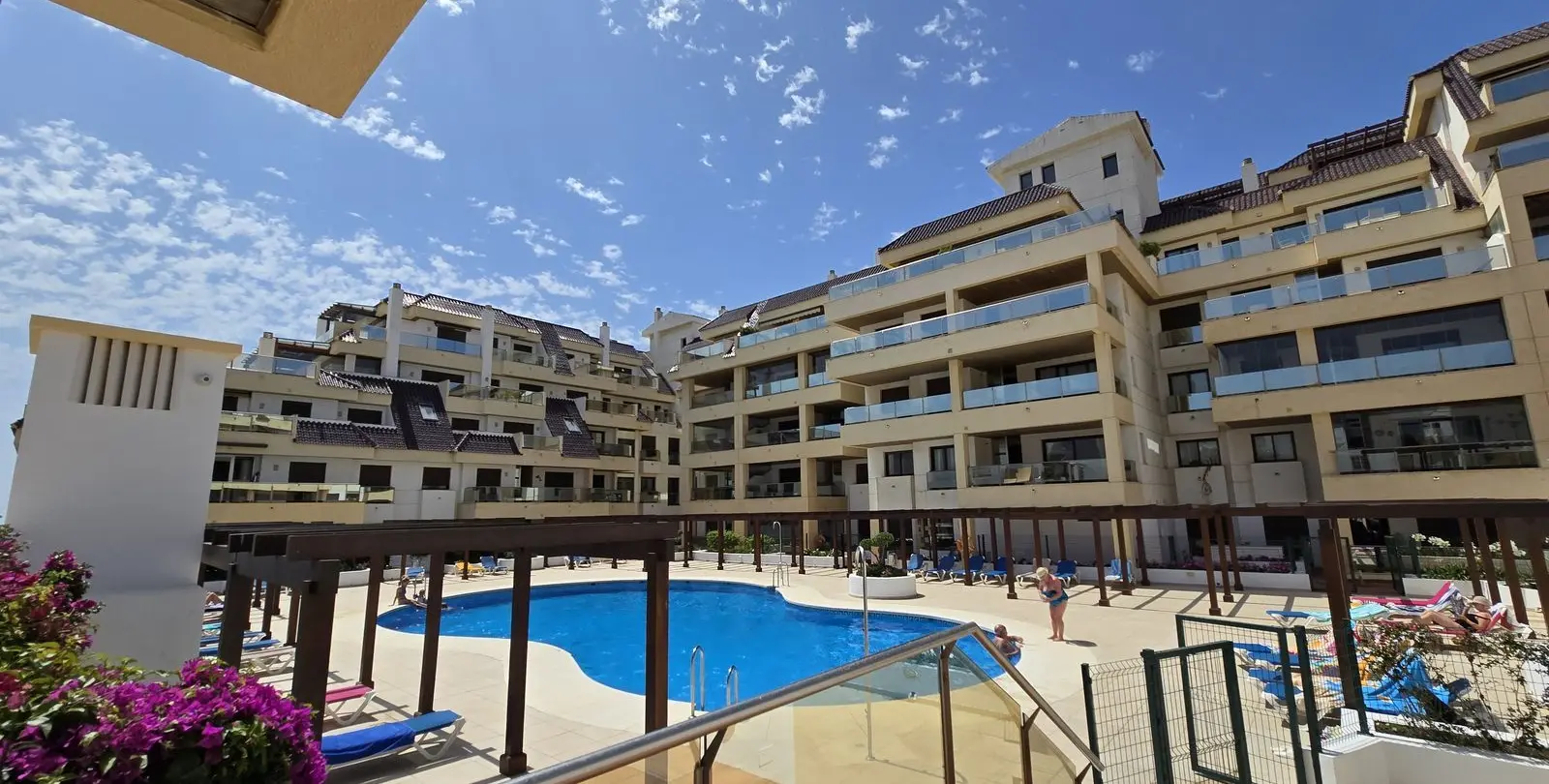 Sale of middle floor apartment in La Duquesa 26