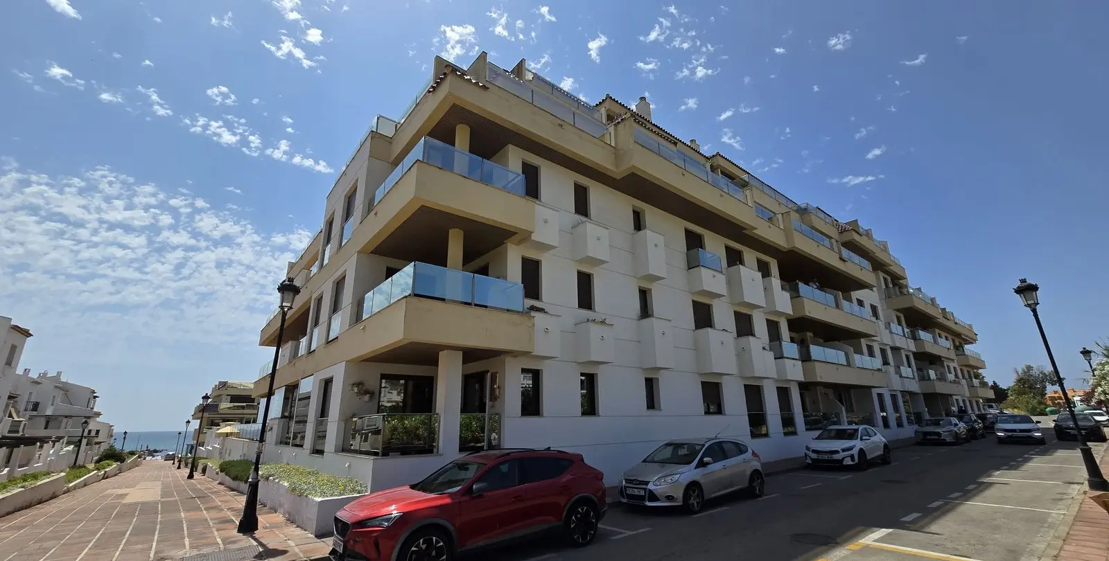 Sale of middle floor apartment in La Duquesa 27