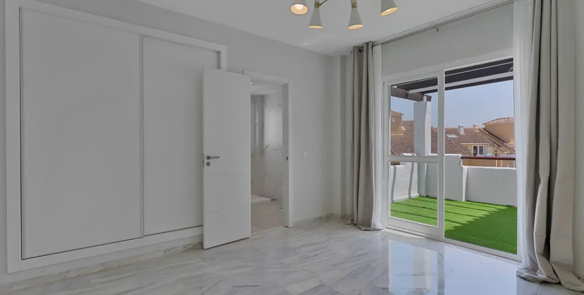 Sale of penthouse in Bel Air 15