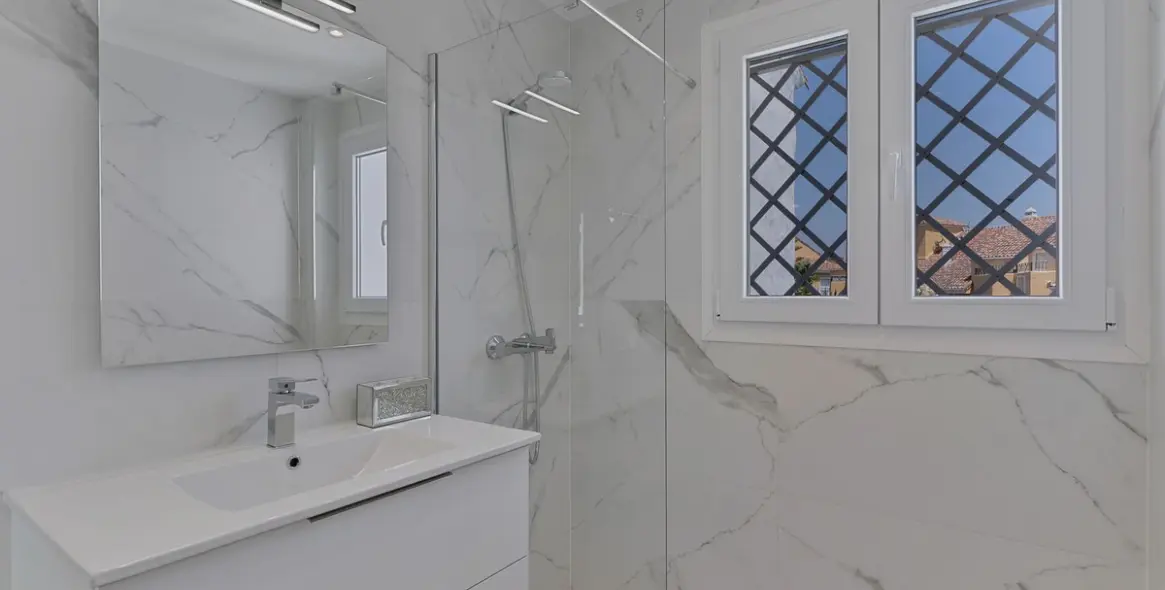 Sale of penthouse in Bel Air 16