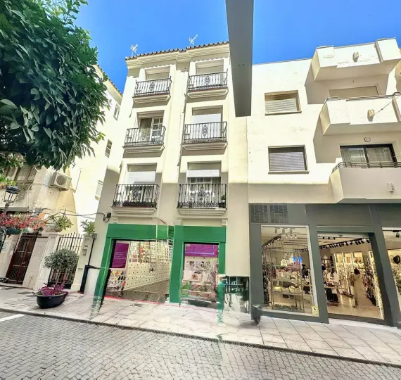 Sale of middle floor apartment in Estepona