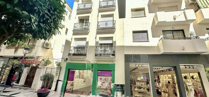 Sale of middle floor apartment in Estepona 0