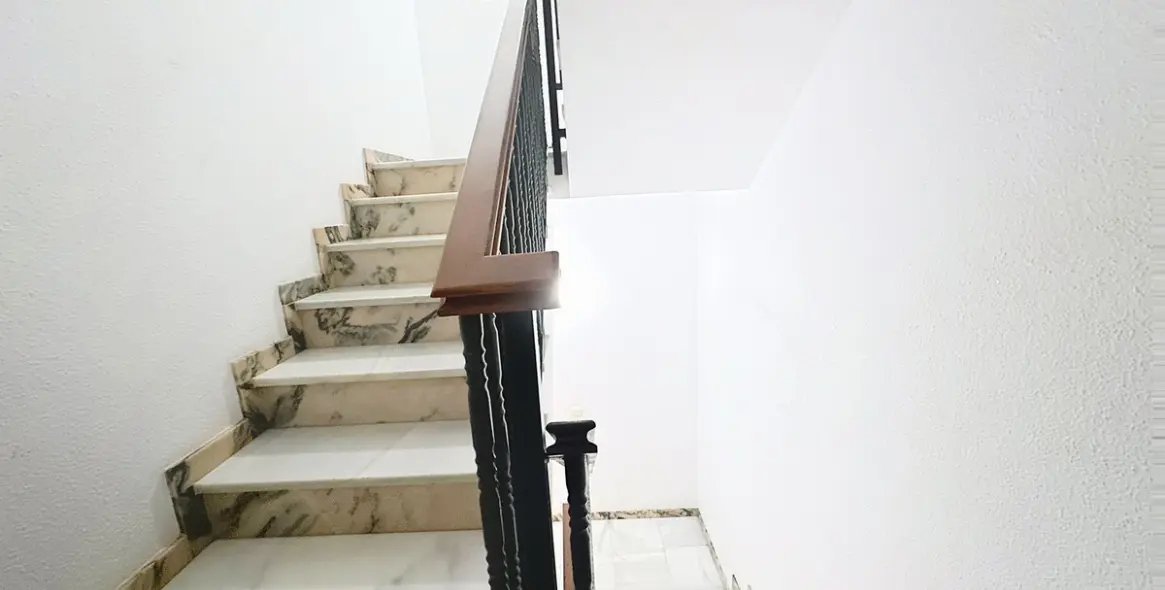 Sale of middle floor apartment in Estepona 3