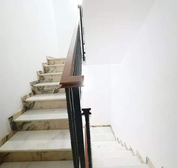 Sale of middle floor apartment in Estepona