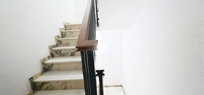 Sale of middle floor apartment in Estepona 2