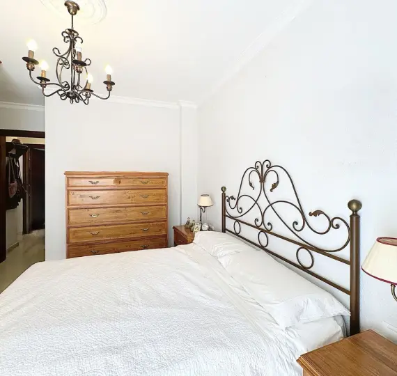 Sale of middle floor apartment in Estepona