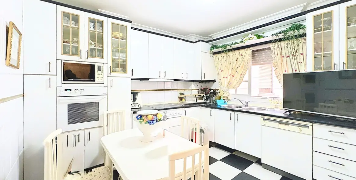 Sale of middle floor apartment in Estepona 15