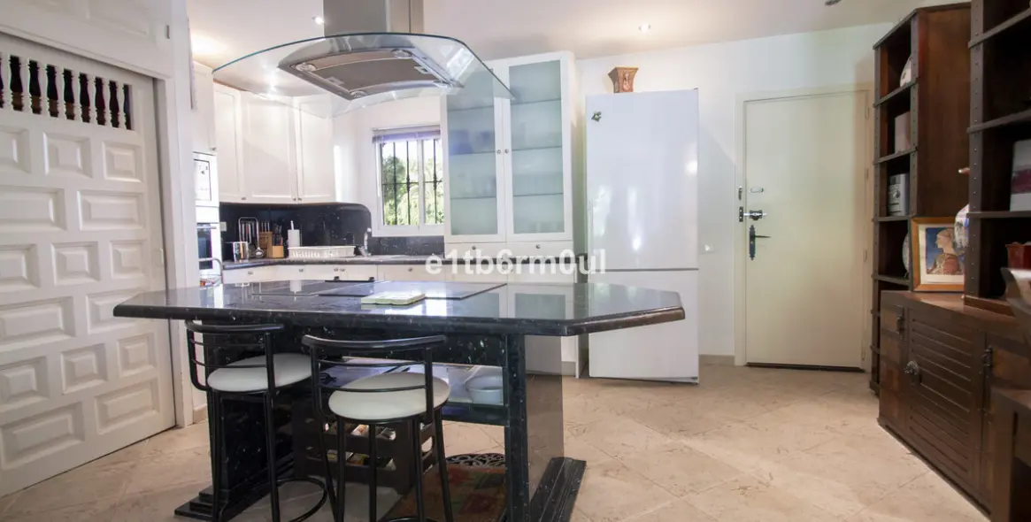 Sale of ground floor apartment in The Golden Mile 8