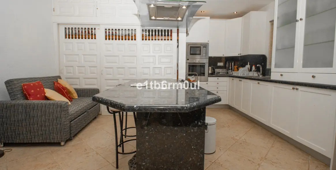 Sale of ground floor apartment in The Golden Mile 19