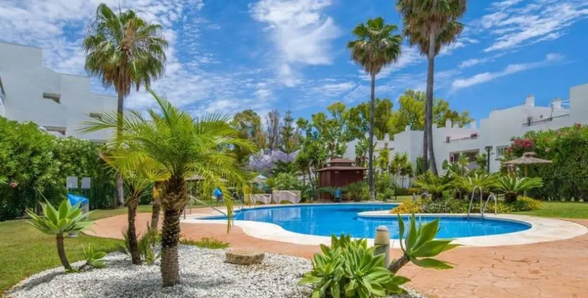 Продажа апартаментов на первом этаже в Guadalmina Baja 1