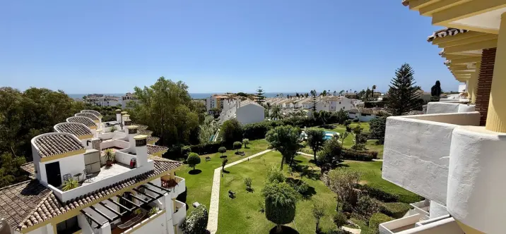 Sale of penthouse in Calahonda 0