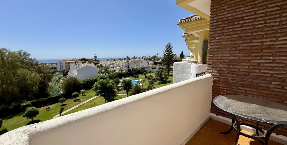 Sale of penthouse in Calahonda 17