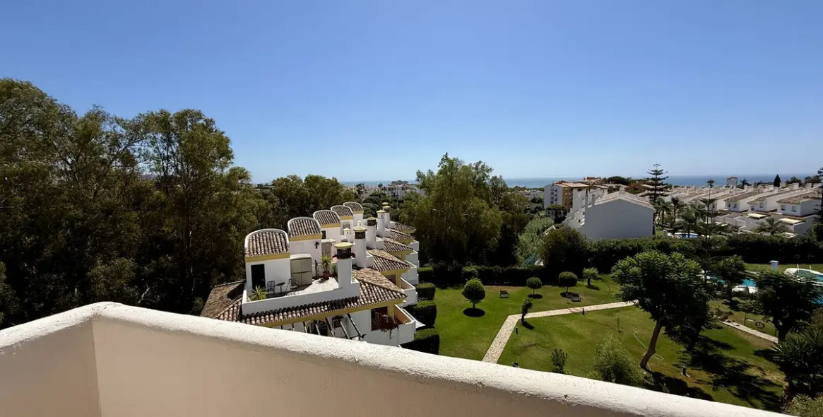 Sale of penthouse in Calahonda 18