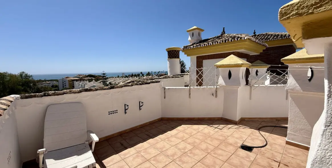 Sale of penthouse in Calahonda 19