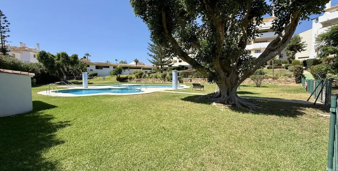 Sale of penthouse in Calahonda 24