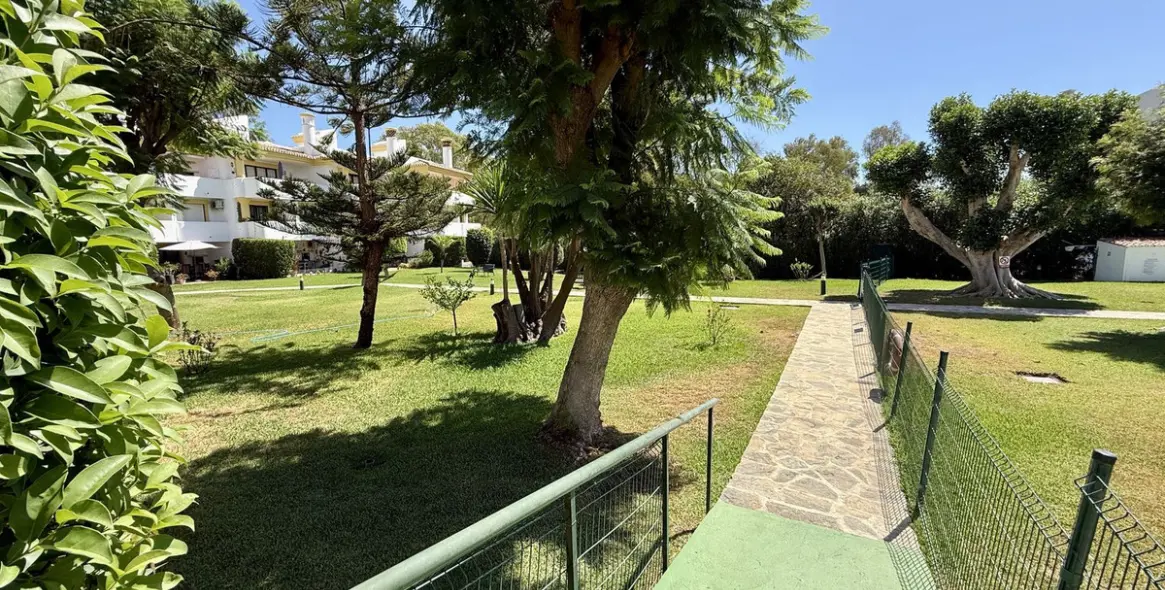 Sale of penthouse in Calahonda 25