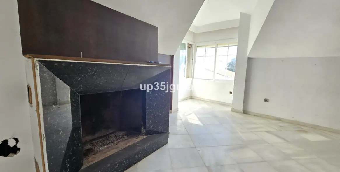 Sale of penthouse in Estepona 2
