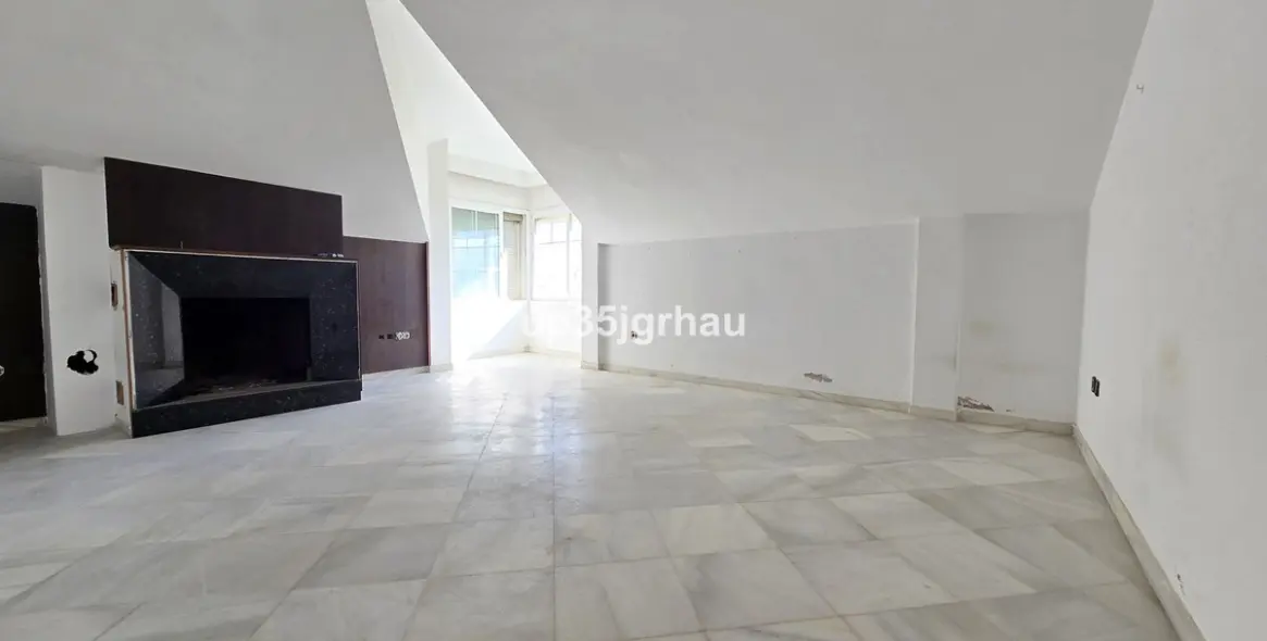 Sale of penthouse in Estepona 3