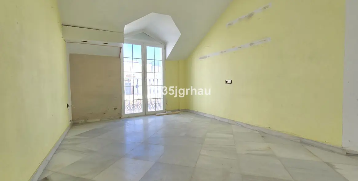 Sale of penthouse in Estepona 12