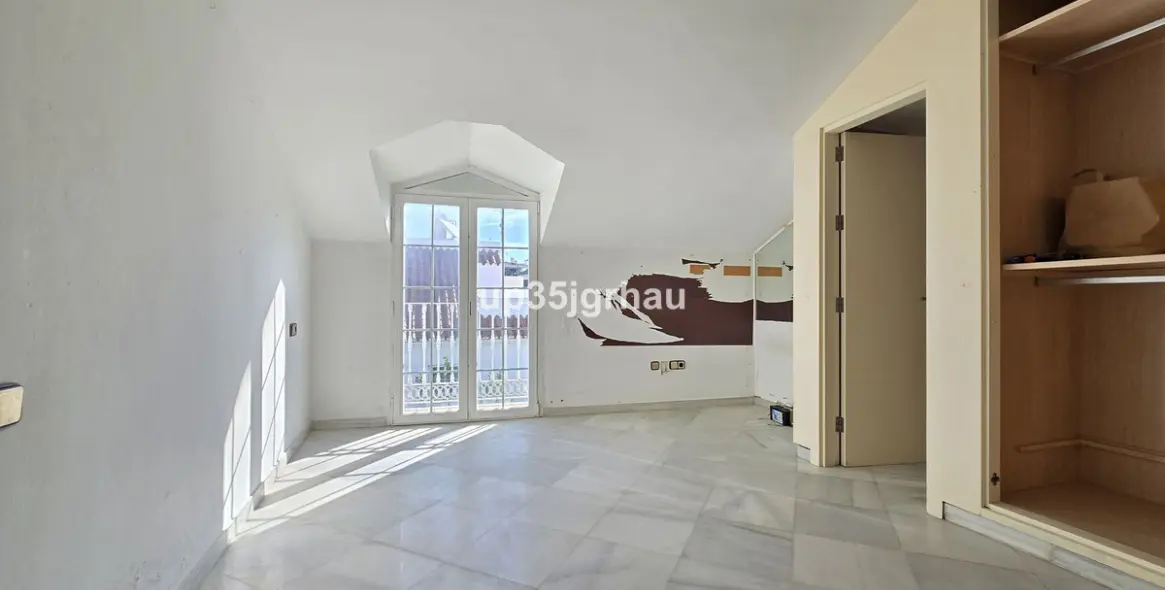 Sale of penthouse in Estepona 13