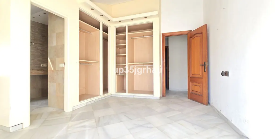 Sale of penthouse in Estepona 14