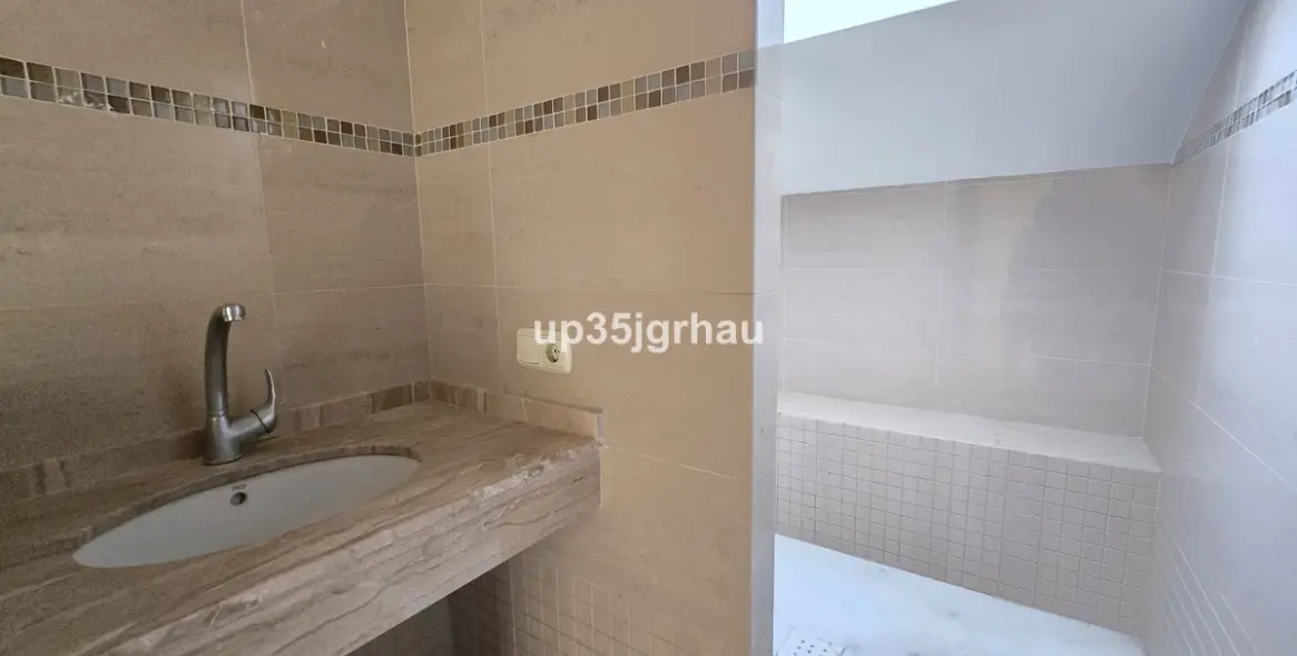 Sale of penthouse in Estepona 18