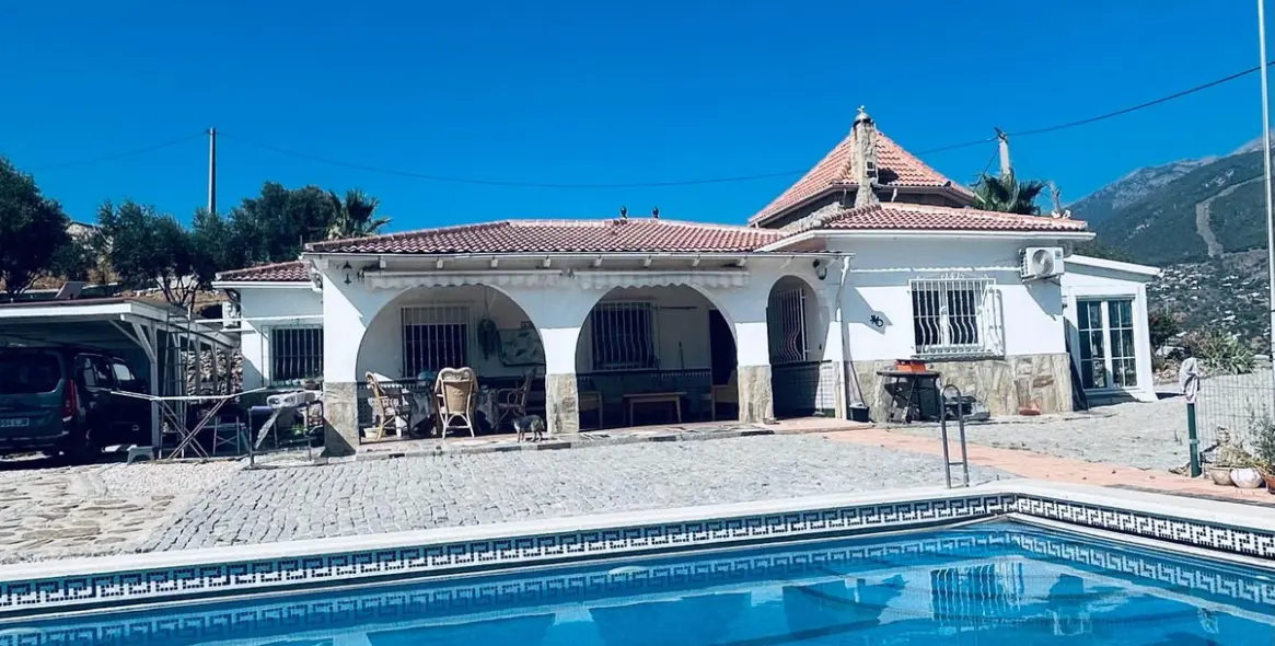 Sale of detached villa in Alcaucín 1