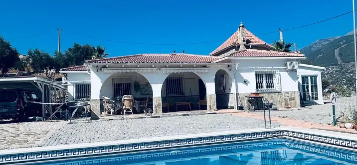 Sale of detached villa in Alcaucín 0