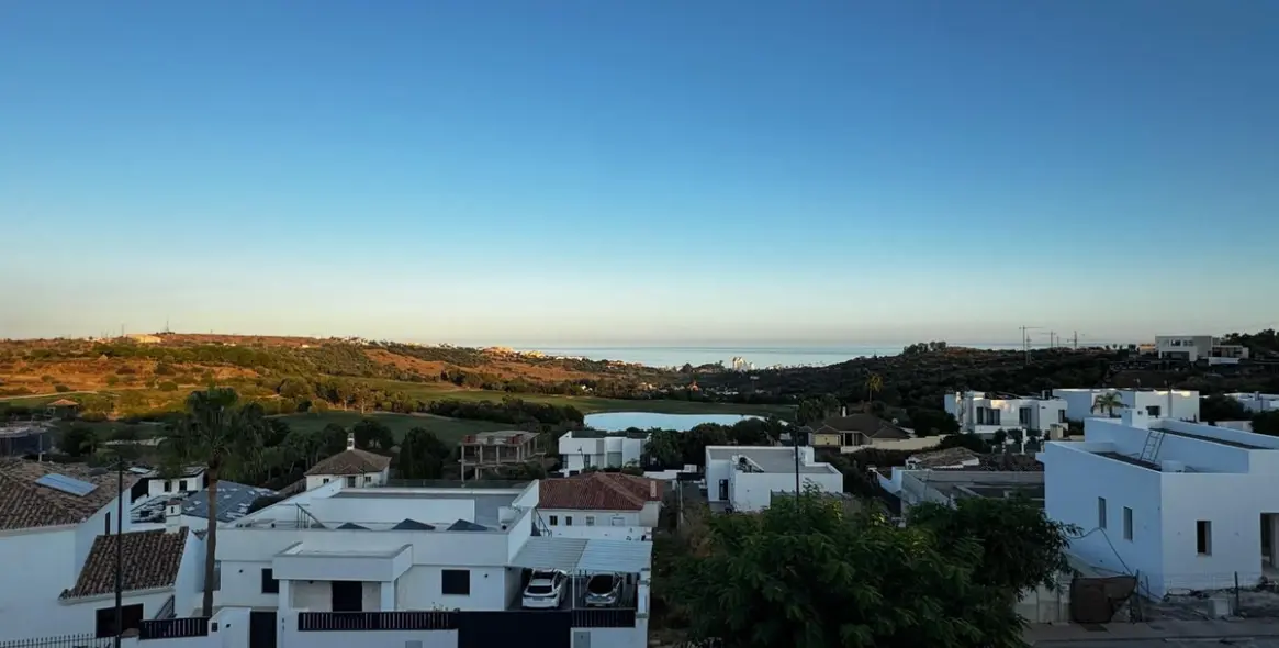 Sale of penthouse in Estepona 3