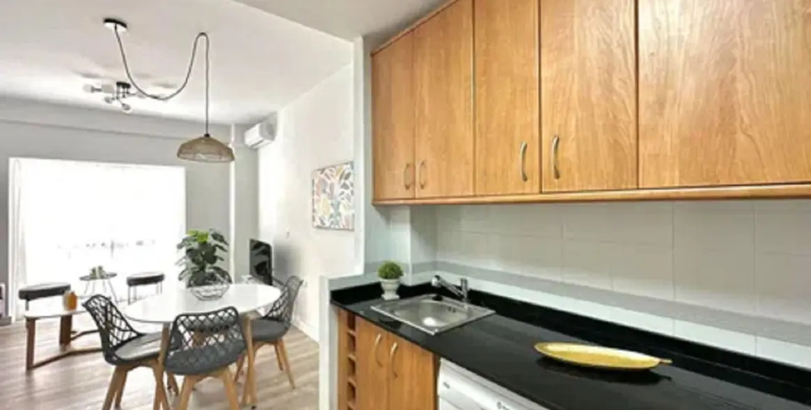 Sale of middle floor apartment in Málaga Centro 11