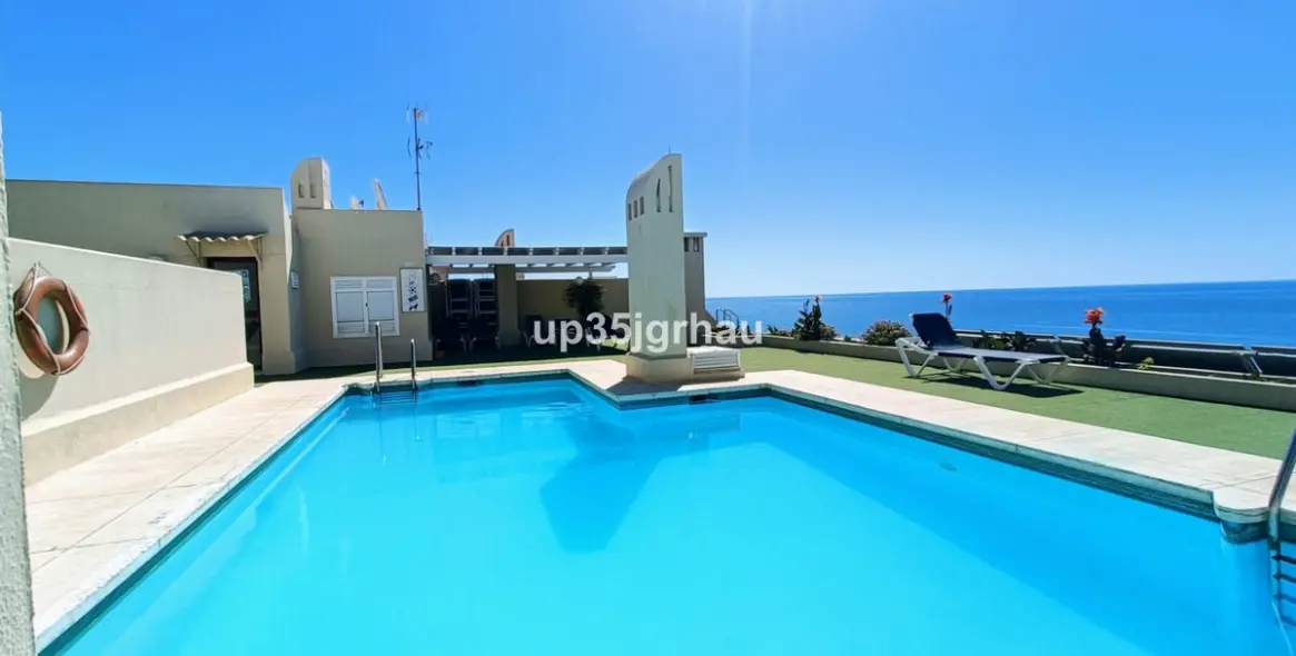 Sale of middle floor apartment in Estepona 1