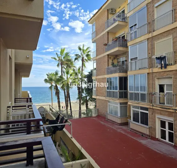 Sale of middle floor apartment in Estepona