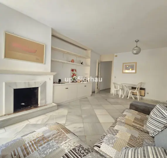 Sale of middle floor apartment in Estepona