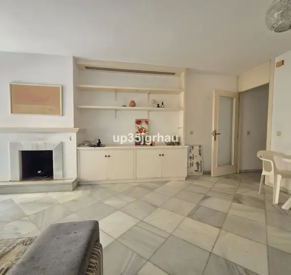 Sale of middle floor apartment in Estepona