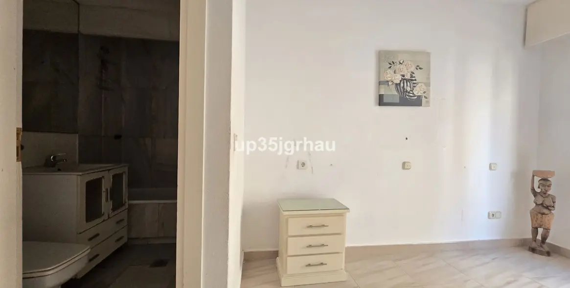 Sale of middle floor apartment in Estepona 12