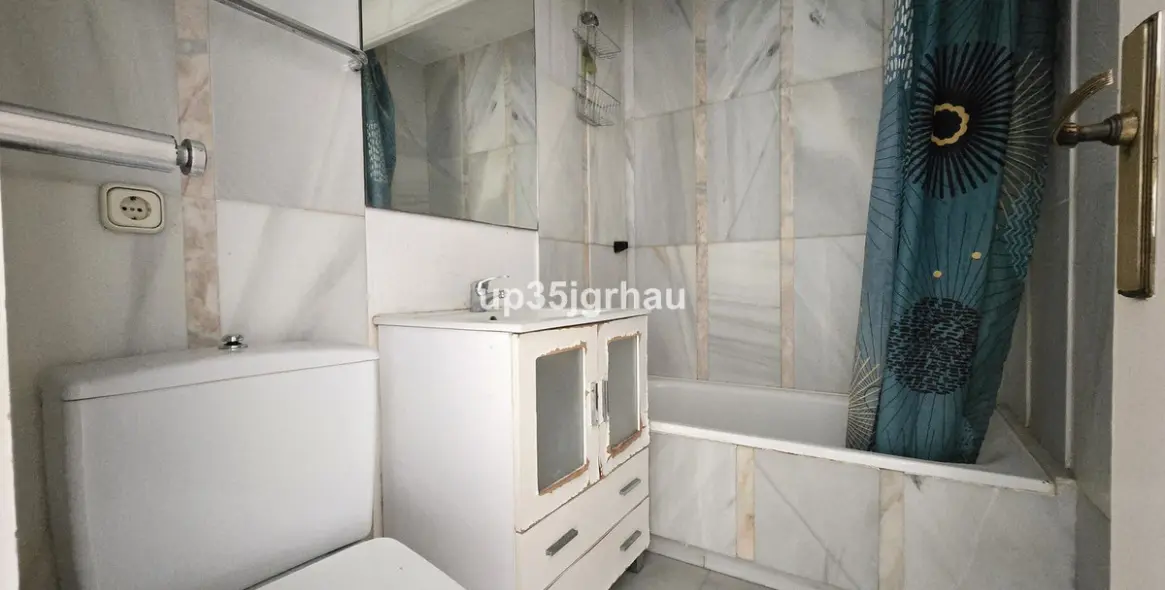 Sale of middle floor apartment in Estepona 13