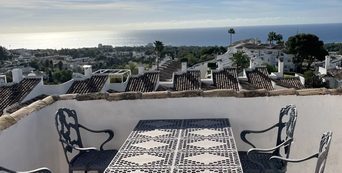 Sale of townhouse in Calahonda 2