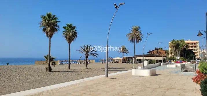 Продажа апартаментов на среднем этаже в Estepona 0