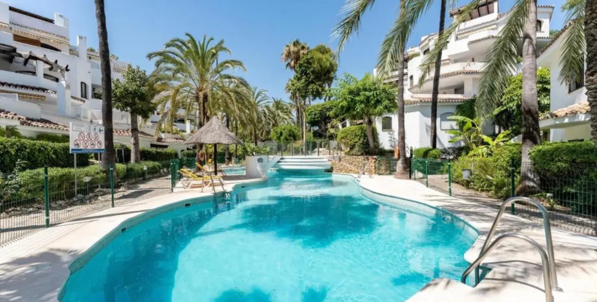 Sale of middle floor apartment in Elviria 1