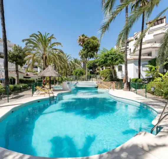 Sale of middle floor apartment in Elviria