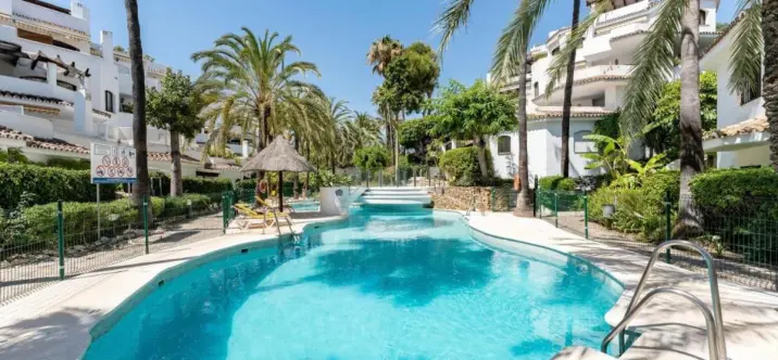 Sale of middle floor apartment in Elviria 0