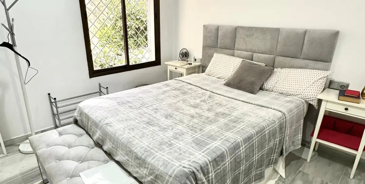 Sale of middle floor apartment in Elviria 2