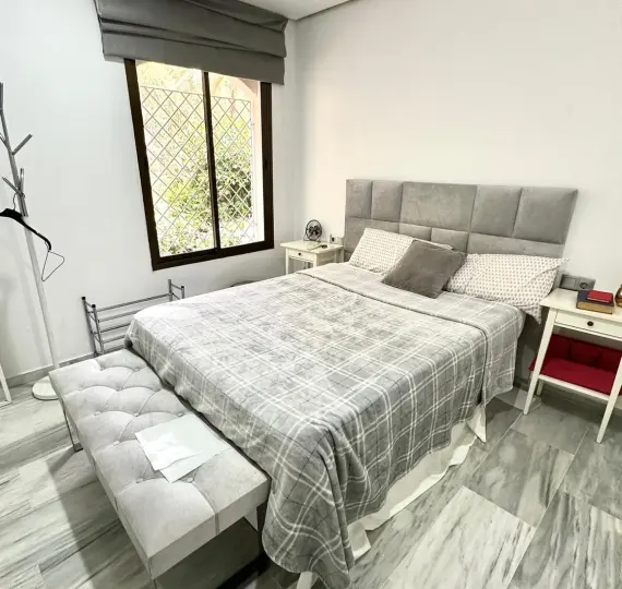 Sale of middle floor apartment in Elviria